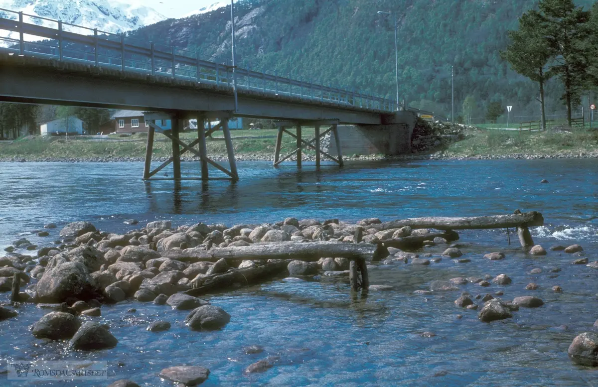 Sløe Eira, Syltebø. Thorvald Hjørstad bygde denne sløa for å få til en god fiskehøl nedenfor...(Se Romsdalsmuseets årbok 2007 side 287)