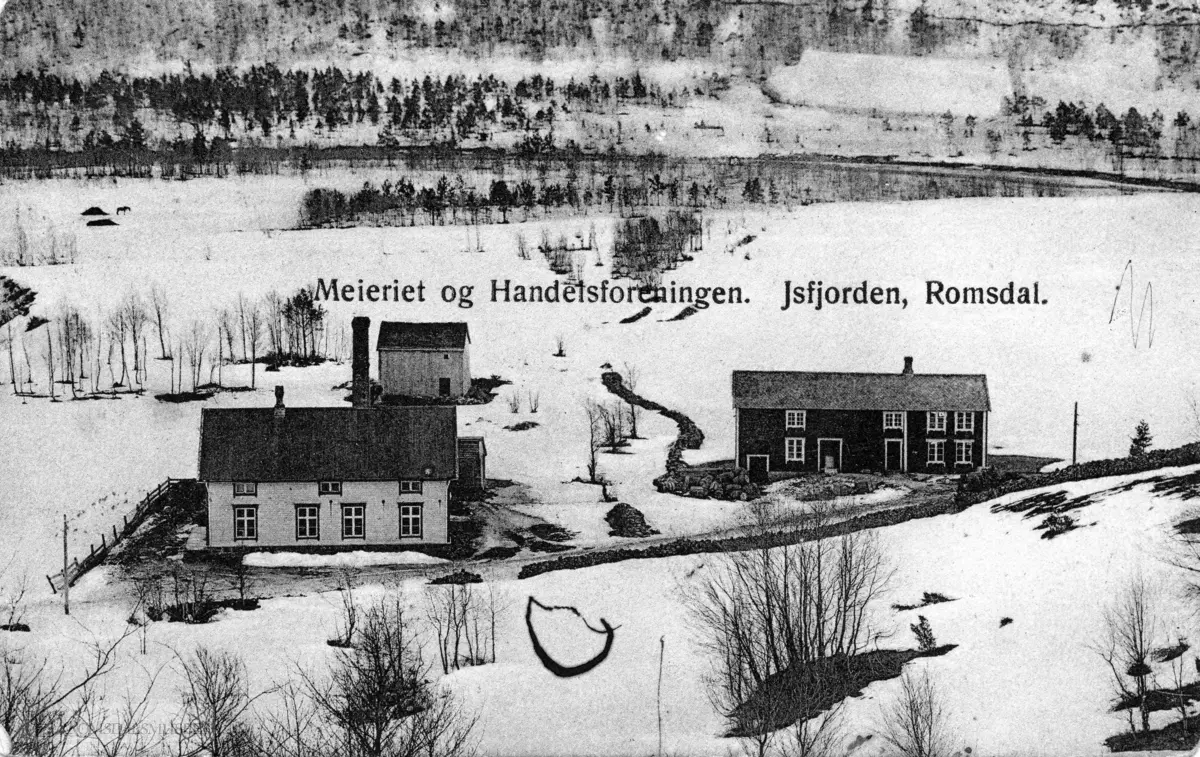 Bilde 2..Kommunehuset, Bildet er tatt fra den tiden det var meieri. Til høyre Gamle Handelsforeningen...(Postkortet tilhørernde Ørjar Heen)
