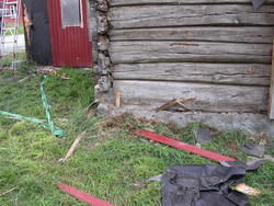 Våningshuset etter at bordkledning fra 1911 er fjernet.