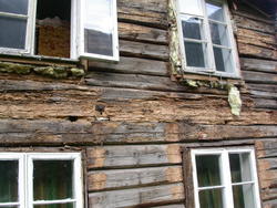 Våningshuset etter at bordkledning fra 1911 er fjernet.