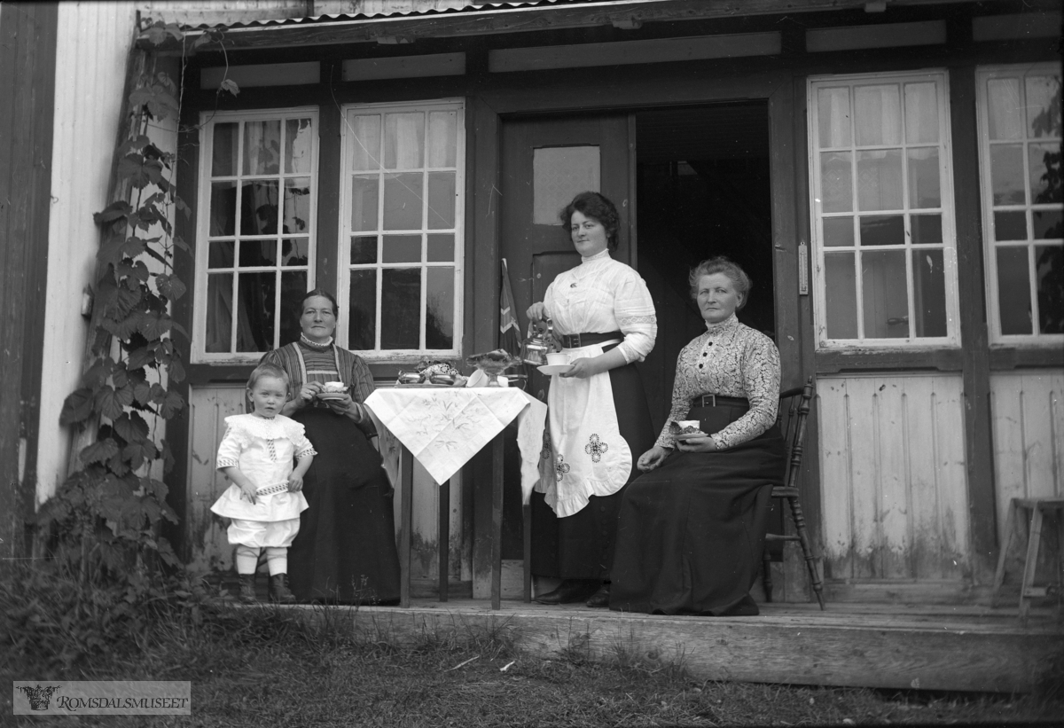 Bildet er tatt på samme sted som bilde R.Fot.10068 som er tatt av "Jægerfamilien i Kristiansund"