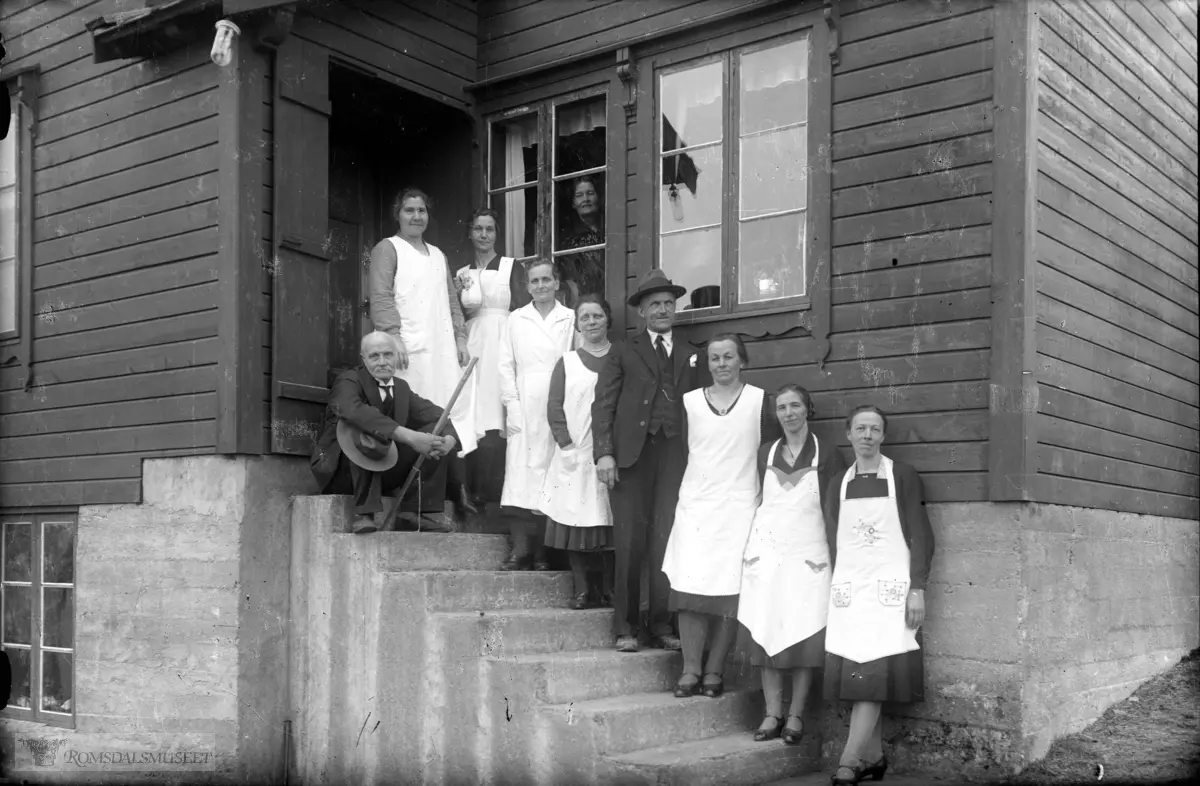 Serveringspersonalet og kokker i bryllupet til Astrid og Peder Stokke 31/3-1934. Fra Kleivesjøen: