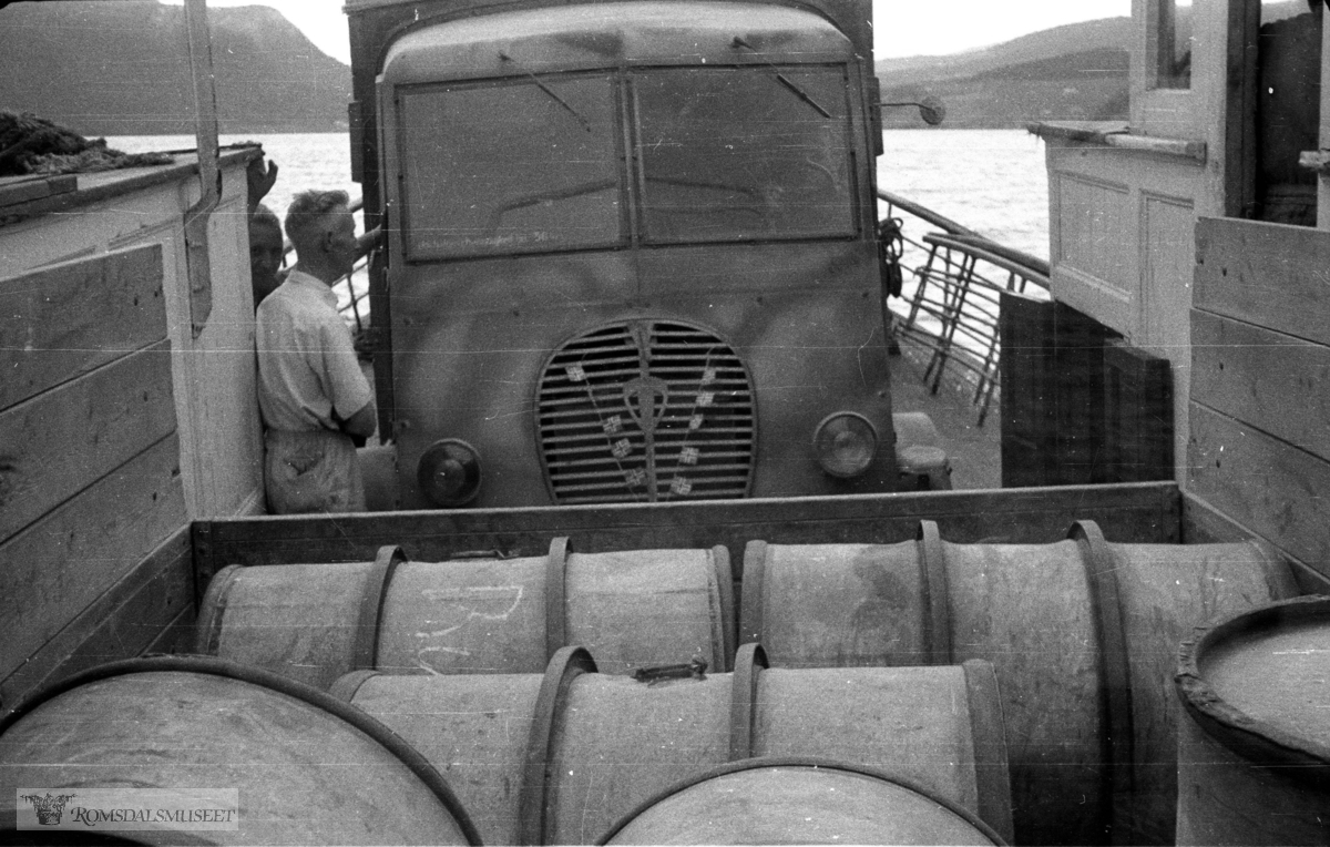 H.S avd Molde..BF Arnljot på vei fra Tingvoll til Angvik de første dagene etter frigjøringen den 8 mai 1945. Norsk militærtransport. I fronten har lastebilen norske flagg formet som bokstaven "V" for Victory.