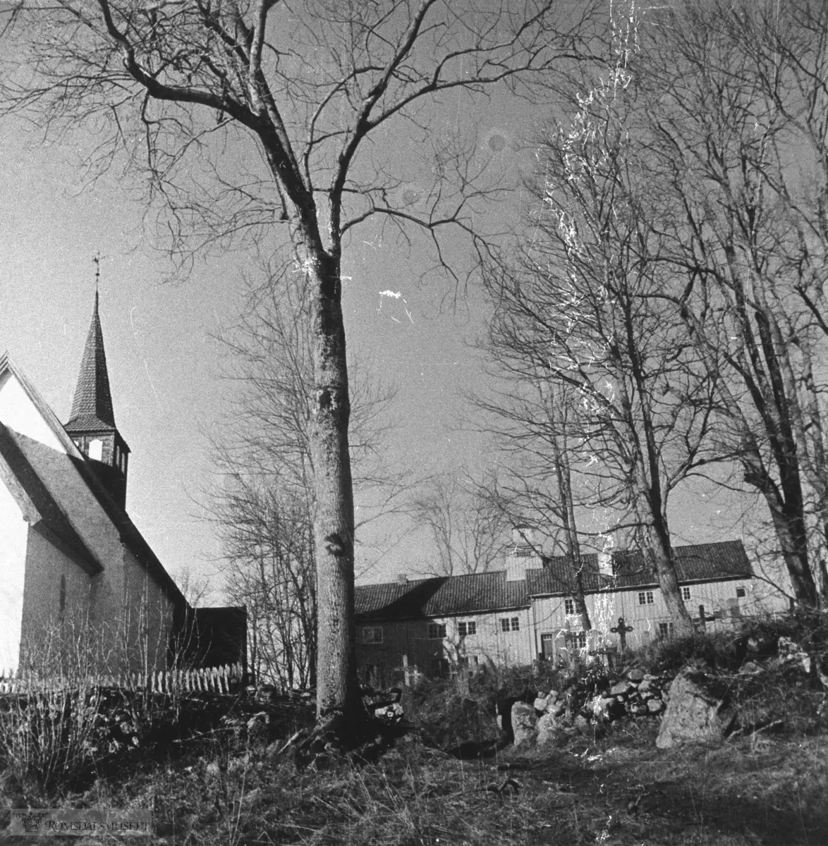 Williamsborg med Veøy kirke til venstre.