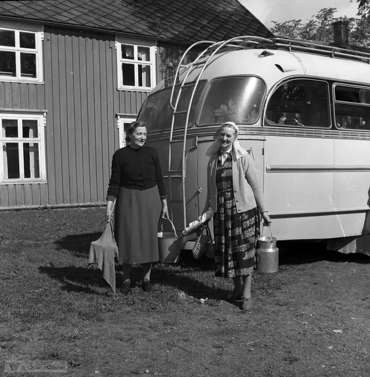 Volvo buss 1955 mod med reg nr T-8643 tilhørende Bud Auto bygd av T.Knudsen karosserifabrikk med 38 seter. Folkeskoleelever fra Nordre Bjørnsund på tur til Røros..Turen gikk til Røros med en tur innom Trondheim på hjemveien..Med bla lærer Helge Kjøll.