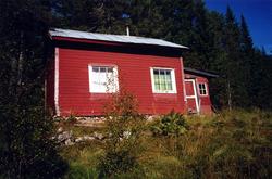 Hoelhytta, Ligger i Moldedalen, like ved stien opp til hytte