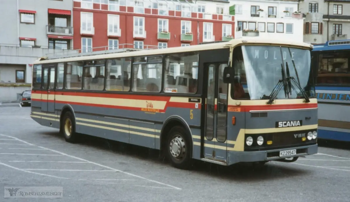 KZ29547 var en personbuss, type Scania BF111, med 37 sitteplasser og stort godsrom bak. Det var en 1981-modell med karosseri bygd ved Vestfold Bil og Karosseri (VBK) i Horten. Det var Molde Bilruter som kjøpte bussen som har fargene til dette selskapet..Bussen ble bygd for Bergsøyruta. Bussen var stasjonert på Bergsøya og ruta startet med å kjøre øya rundt for å hente skoleelever og andre. Turen gikk med ferge til Høgset og videre til Batnfjordsøra der skoleelevene gikk av før skolestart kl. 0830. Bussen fortsatte videre til Molde med ankomst kl. 0915. Klø. 1300/1315 gikk returen fra Molde, med passasjerer og varer som skulle til Bergsøya. Kl. 1400 var bussen tilbake på Batnfjordsøra og skoleelevene til Bergsøya kom nå tilbake på bussen igjen. Så gikk turen til Høgset og Bergsøya og på rundruten på øya gikk skolebarn og andre av, og varer ble losset hos mottakerne..Sommeren 1992 ble fastlandsforbindelsen åpnet med bru over Bergsøysundet og Freifjordtunnelen. Busstrafikken i regionen ble lagt om og Bergsøya ble knutepunkt for bussruter Kristiansund/Molde/Oppdal og Trondheim. Grunnlaget for Bergsøyruta falt bort, men det var fremdeles behov for egen skolerute Bergsøya-Batnfjordsøra. I 1995 ble KZ29547 solgt til private som bygde den om til campingbuss, og den fikk nå 11 seter. Den var i bruk hos ulike eiere i mange år og bussen ble avregistrert først i 2017..(fra Oddbjørn Skjørsæter sine samlinger i Romsdalsarkivet)