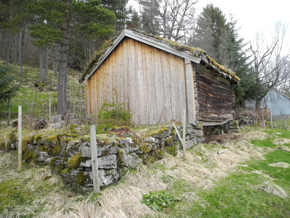 Sommerfjøs bygd 1845. .Eier Lage Hjelset f.1972.