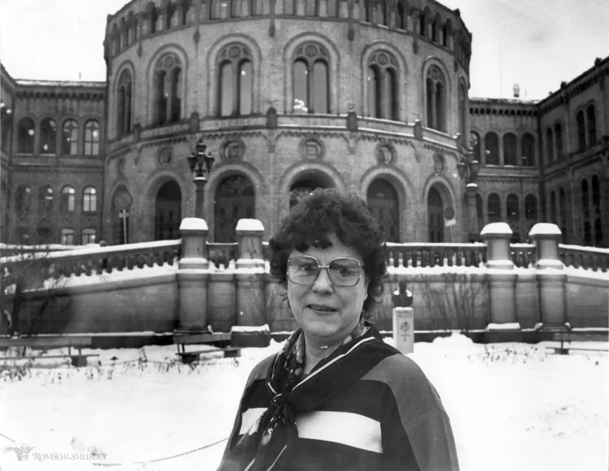 Stortingsrepresentant Mary Eide foran Stortinget.