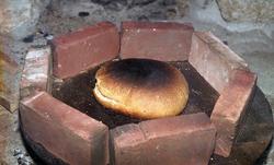 Skoleklasse på besøk på Romsdalsmuseet under brødbaking i Fr