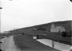 Eidsvågen sett fra Stubø med kirken.
