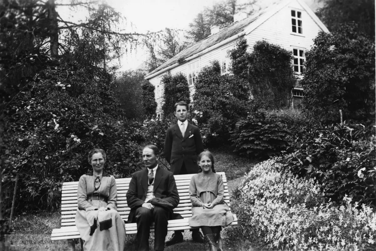 Lars Hamran med familie på besøk. Lars var bror tilo Harald Gimnes f ...