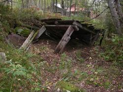 Her rann vatnet inn i røyra som førte til turbinen. Frå elva