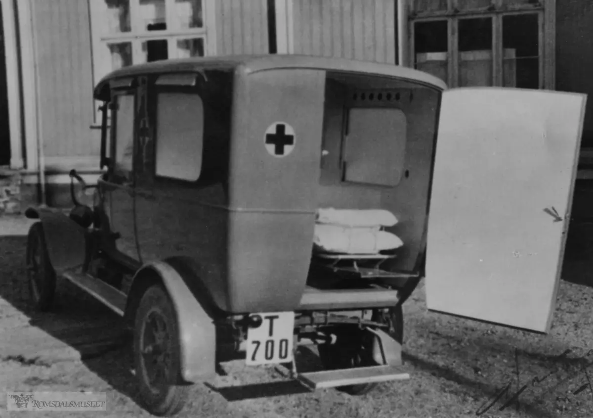 Den første ambulansen. Ford 1926..Gitt til sykehuset fra Molde og omgen Røde kors..Girkasse måtte byttes allerede i 1928 (p.g.a de bratte bakkene i distriktet)