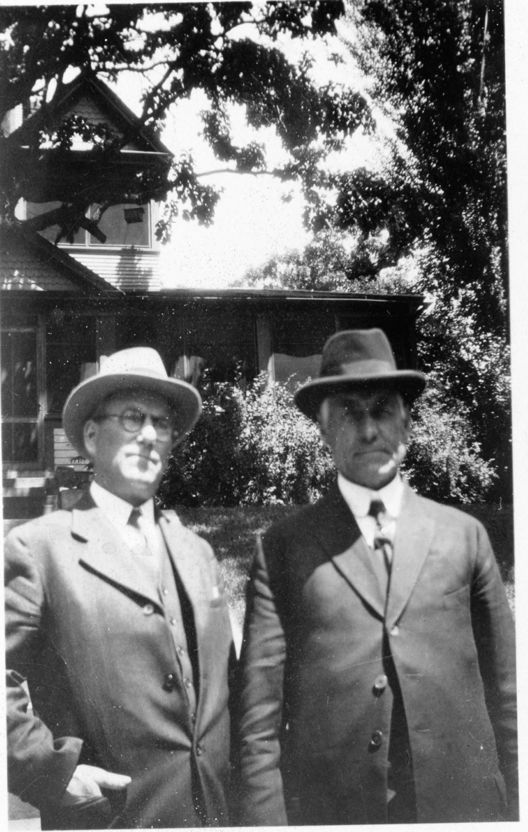 Portrett,hatt,jakke.Til høgre Håvel Haugen  og Asle Steingrimsen Haugeni  Amerika 1929