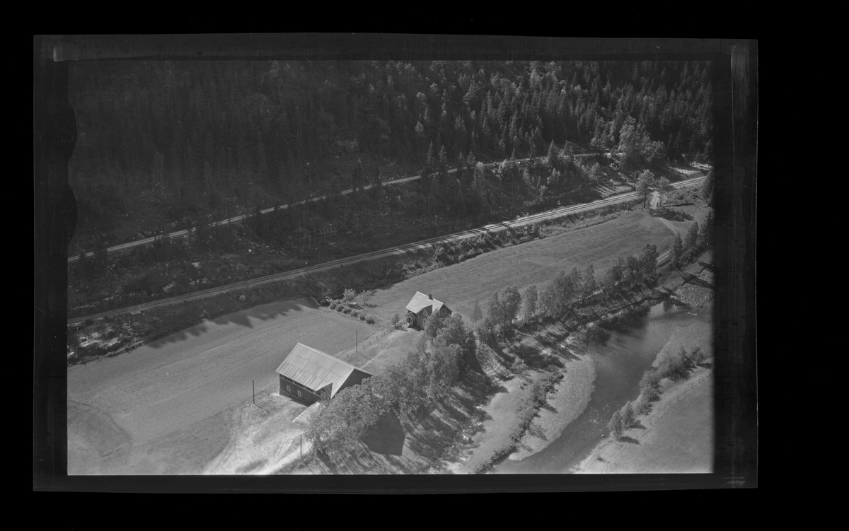 Flyfoto av Eiknes
Låve og bolighus.