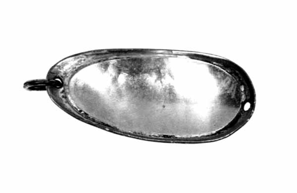 Skjesluk, brukt av Brynjulf Styve under fiske i Lågen. 
Sluken er liten, kobberfarvet og med skjellmønster. 
Inni er det loddet fast en tynn sølvblank metallplate for å få sluken tyngre. 
Den har hull i hver ende, med en ring i det ene. 
