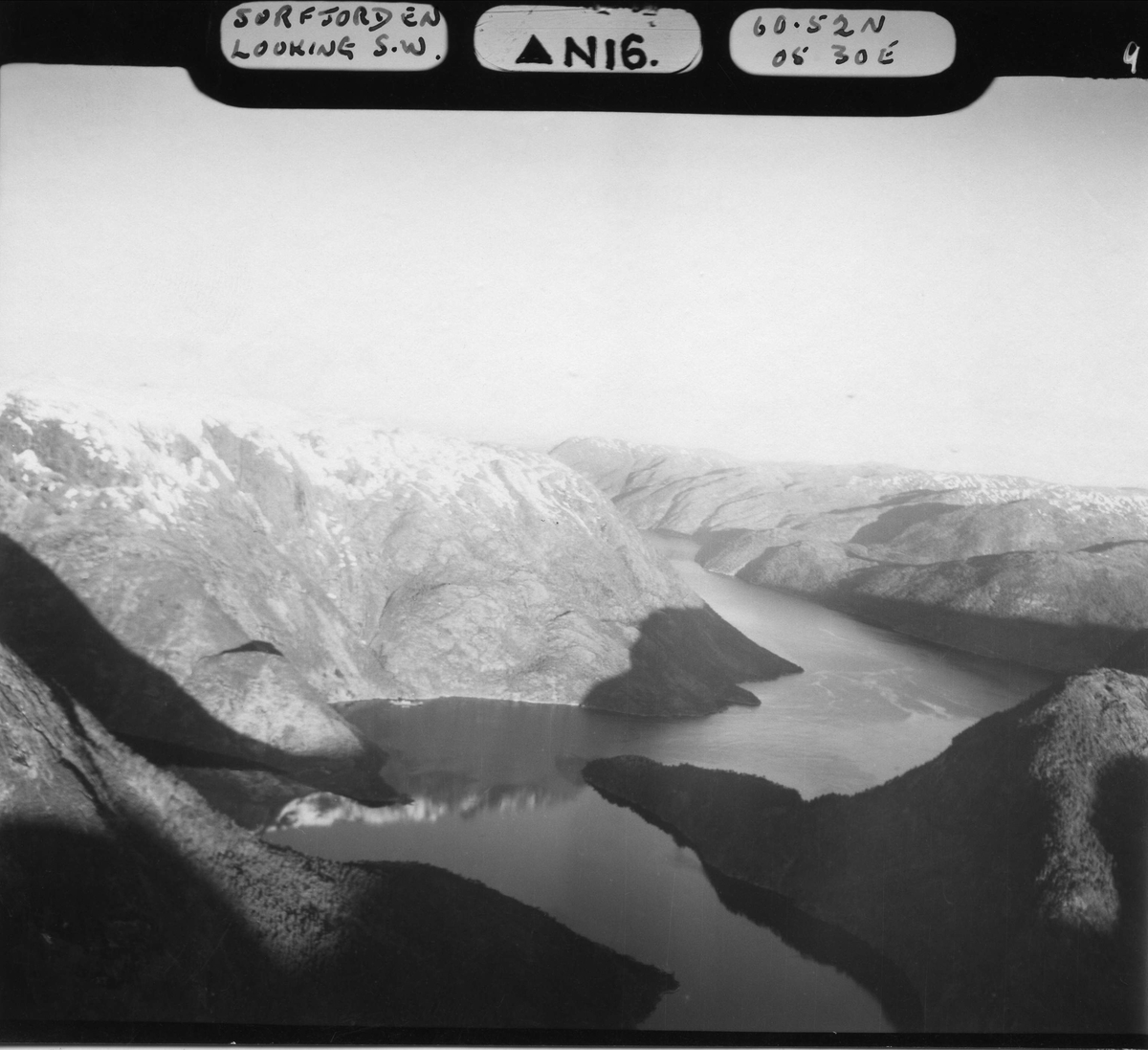 Et fly fra 333 skvadronen på oppdrag over Sørfjorden i Hardanger ...