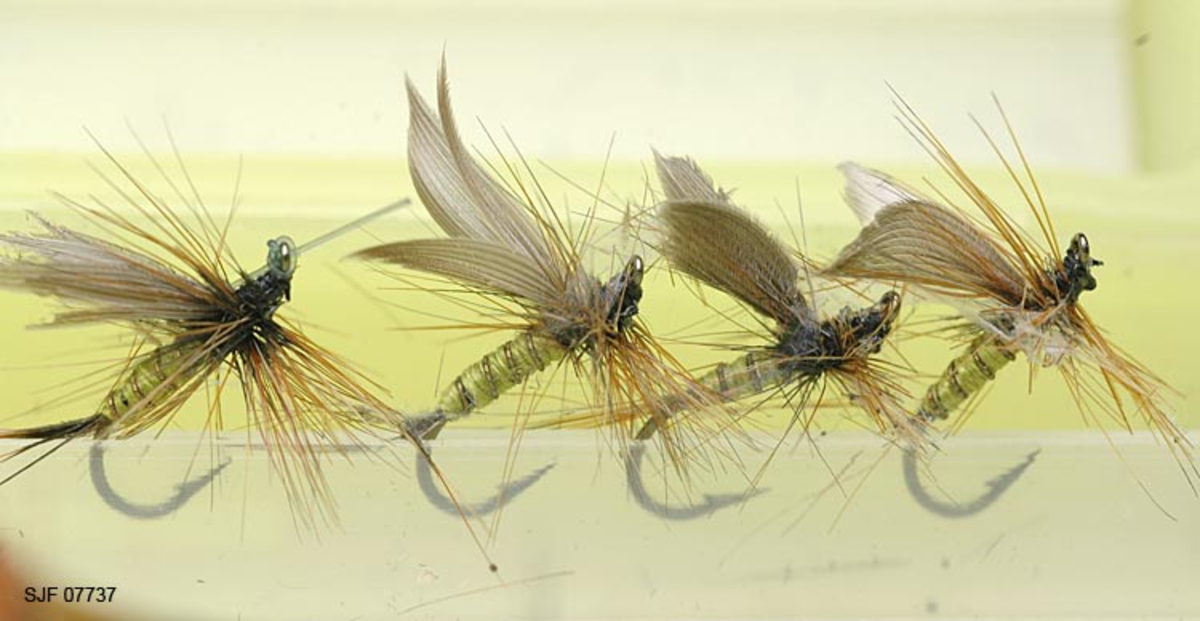 Tilstand: I forbindelse med omfototgrafering høsten 2002, oppdaget OT Ljøstad at enkelte av fluene i denne esken var totalt ødelagt av møllangrep.  Problemet må ses i sammenheng med at materialet har vært oppbevart i magasin C, der temperaturforholdene har passet møllen godt.  Fluene vil nå bli reingjort og flyttet til kjølerommet. 

Boksen inneholder ialt 76 fluer alle ant. tørrfluer. 2 stk har ekstra lange bein ant. navn: Daddy long legg. Tørrfluene virker på den måten at de flyter oppå vannet. Giveren har skrevet ei bok som heter "Isfiske" sammen med Knut Rom, boka ble utgitt i 1972. Giverens far var en ivrig sportsfisker og er gitt tittelen "Den fullendte sportsfisker". 