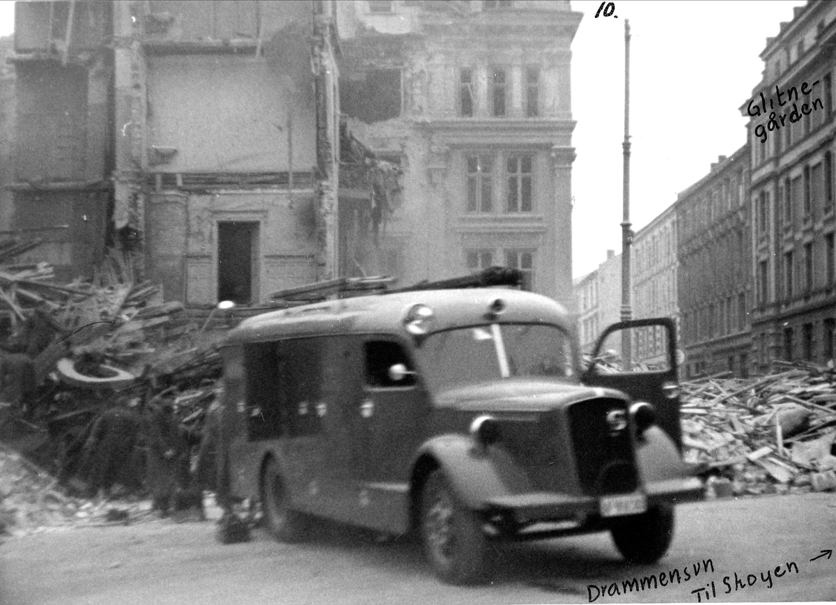 Nyttårsaften 1944 ble Victoria Terrasse i Oslo bombet av allierte fly. Dette var tilholdsstedet for Sipo i Norge, men var mest kjent som Gestapos hovedkvarter. Hovedkvarteret fikk bare mindre skader i angrepet, men mange hus i nærheten ble påført store ødeleggelser, og mange sivile ble drept. Spesielt hardt gikk det ut over en trikk på Drammensveien, som ble truffet av en 1000 punds bombe. Bomben eksploderte mindre enn en meter over Oslo Sporveiers vogn nr. 115 på rute 2, Majorstua-Gamlebyen, og alle ombord, bortsett fra konduktøren og tre passasjerer, omkom. Piloten på det ene bombeflyet, Flight Lieutenant Wilfred Yeadell fra RAFs 627 skvadron, fikk senere høre om trikkens skjebne. Tanken på at det høyst sannsynlig var en av hans bomber som førte til katastrofen, forfulgte ham resten av livet. Til sammen døde 79 nordmenn og 27 tyskere i angrepet.

Bildet viser en av de ødelagte bygningene etter angrepet.
