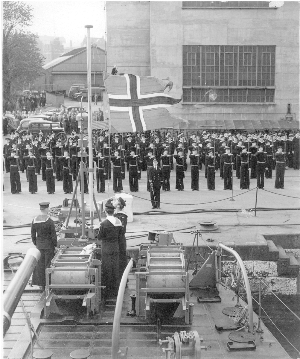 Motiv: Flagget heises på K.N.M. Stavanger og K.N.M. Trondheim ved overtagelse i Chatham den 10/10-46.
