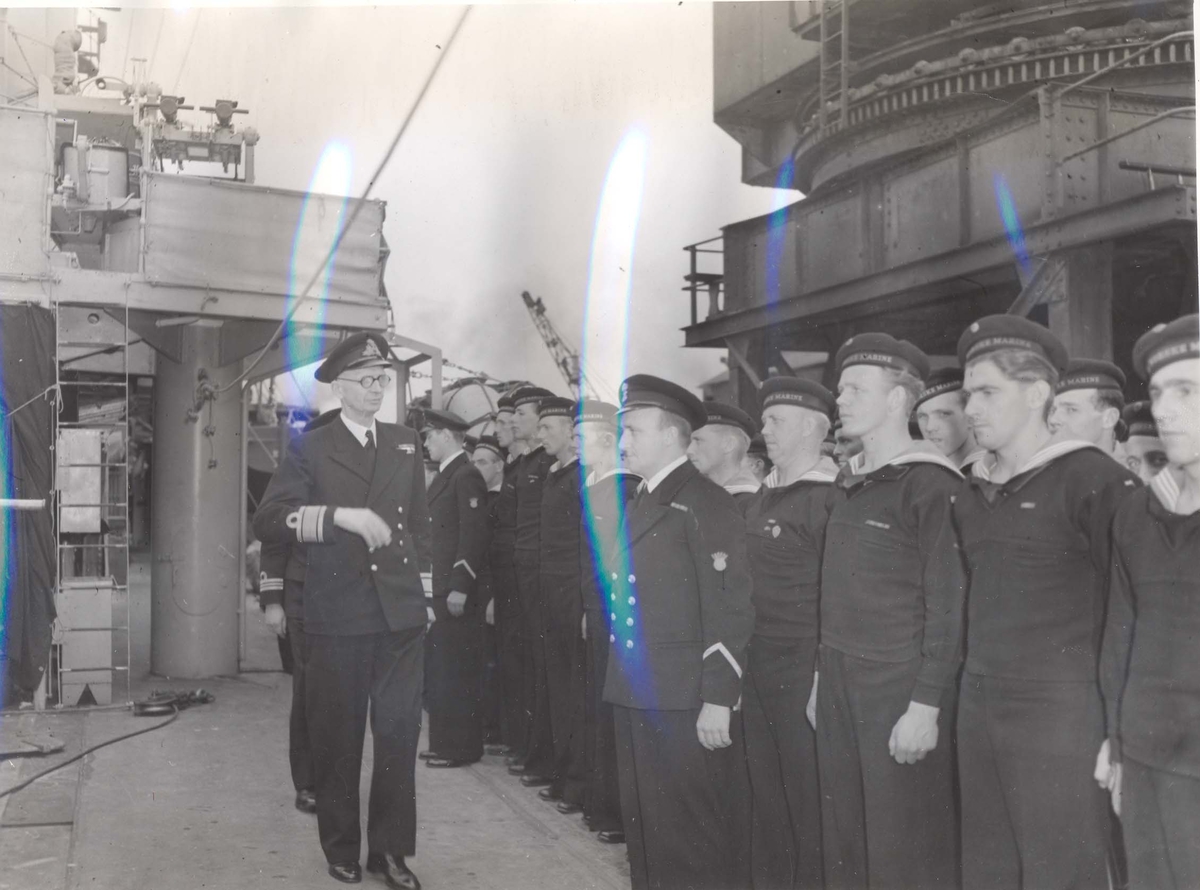 Jageren "Stord" blir overtatt av Den Norske Marine, 26.august 1943.
Kontreadm. E. Corneliussen inspiserer besetningen.