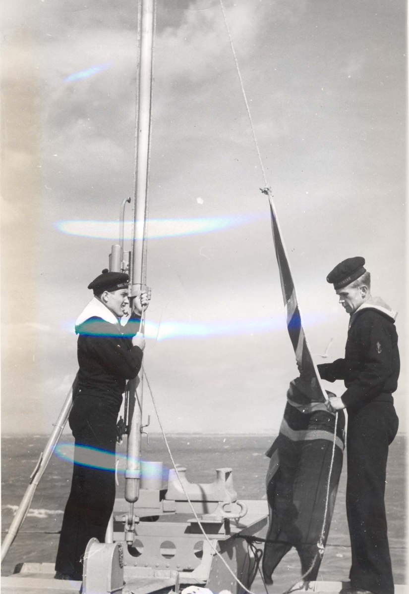 Jageren "Stord" blir overtatt av Den Norske Marine, 26.august 1943.
Gastene er klare til å heise flagget