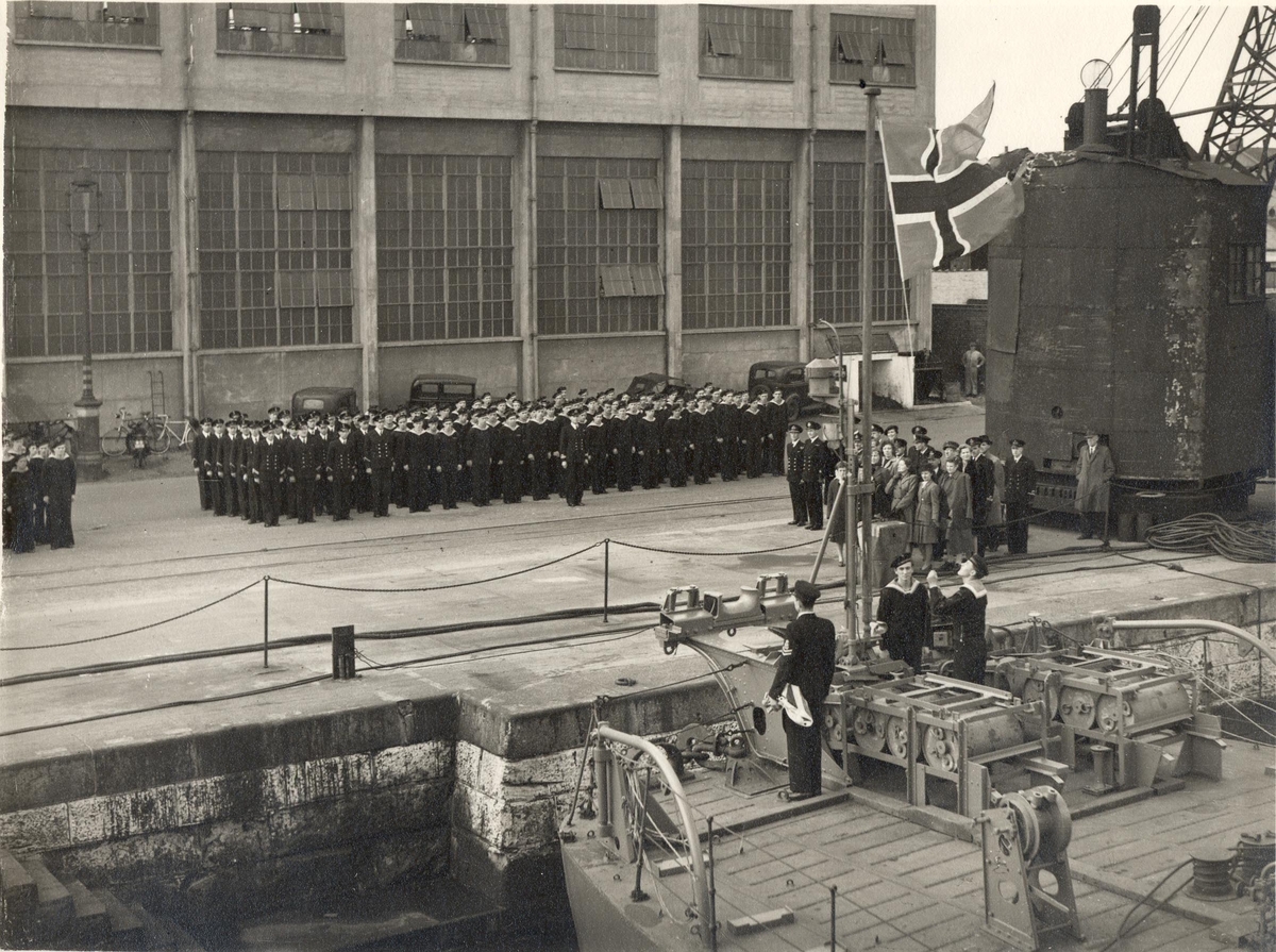Overtagelse av C-kl jager KNM Stavanger Chatam Dock yard 1946.