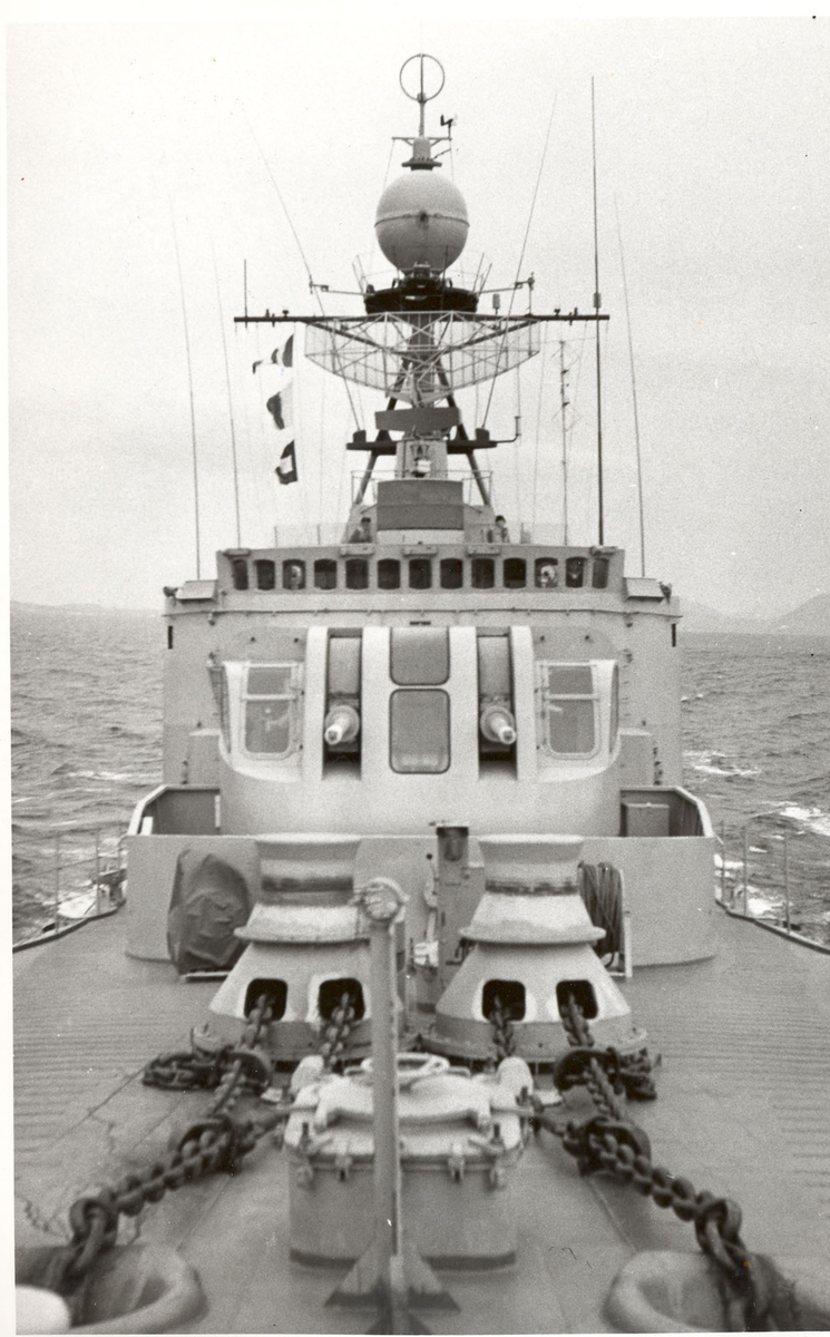 Tjueen foto fra fregatten KNM "Oslo" under tjeneste vinteren 1967 i Nord-Norge. Livet om bord. fra fordekket