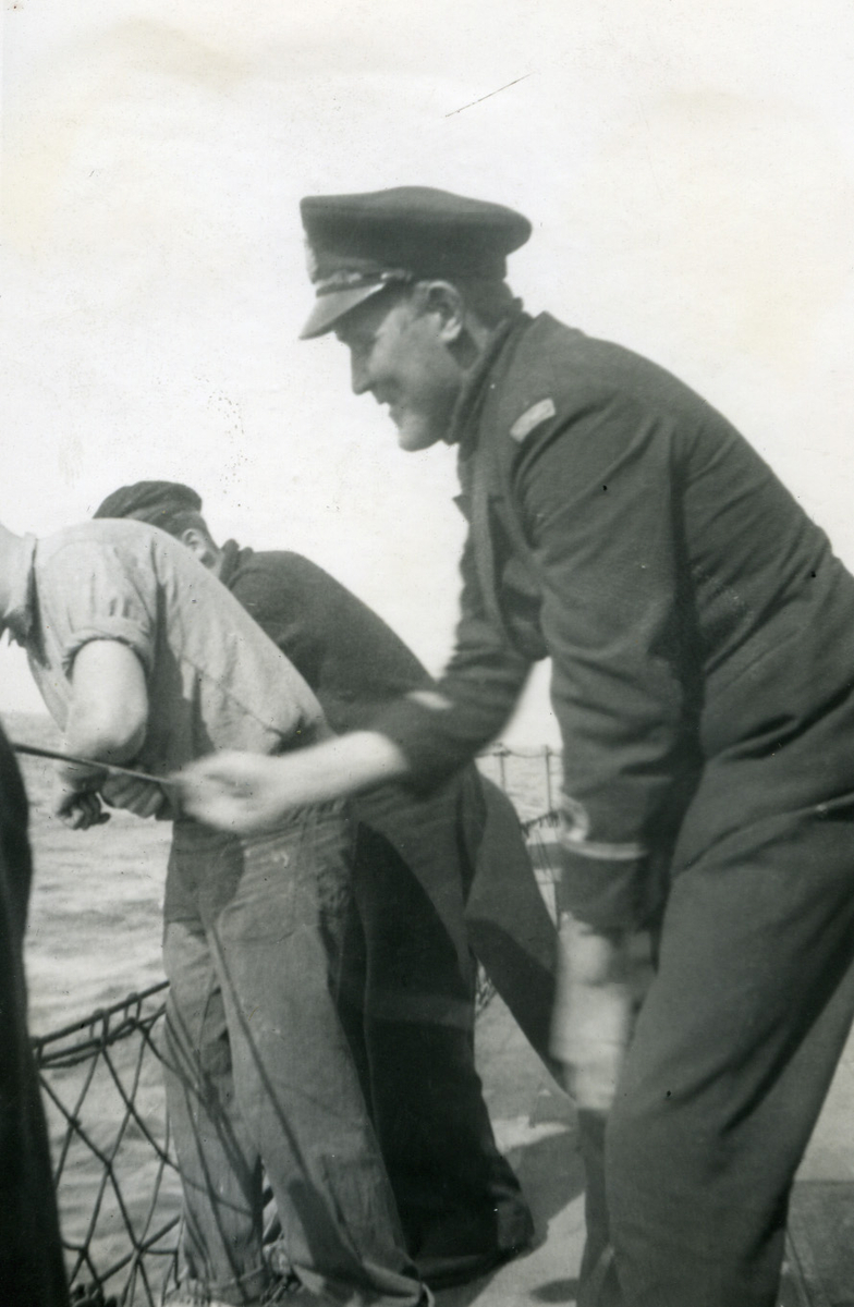 Album Ubåtjager King Haakon VII 1942-1946
Hegna fisker.