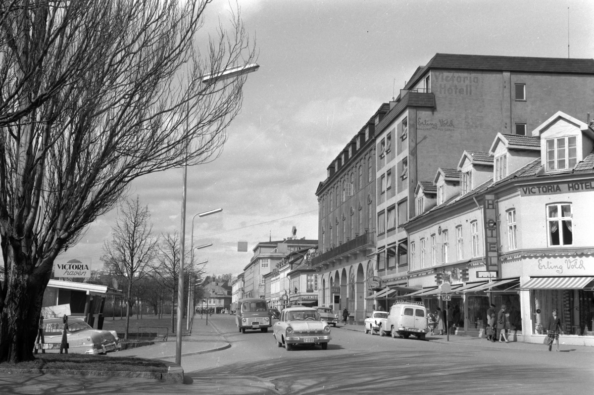 Hamar, Strandgata 21, til venstre Victoriahaven, Erling Volds Victoria hotell, Hamar rådhus Festiviteten, bil i forgrunnen antatt en Ford 17M Standard årsmodell 1958-60,
