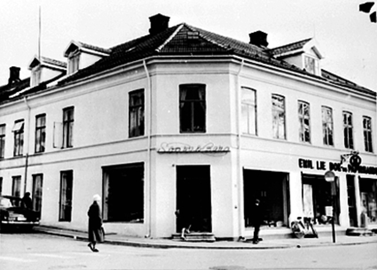 Hamar, Strandgata 65 i krysset med Bekkegata, bygård med forretningene til Svare og Berg, Emil Lie`s Bokhandel, 

