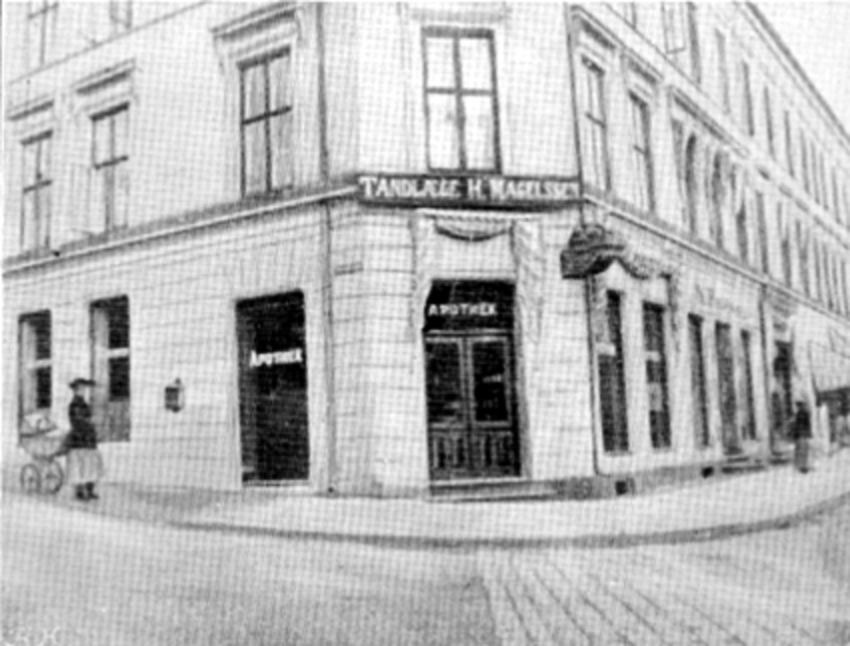 EKSTERIØR LØVEAPOTEKET, STRANDGATA 55, DAME MED BARNEVOGN PÅ FORTAUET
Løveapoteket var Hamars andre apotek, og åpnet sine døre 31. oktober 1891 i Strandgata 55. Her ble apoteket værende fram til det flyttet til Torggata 72 i 1975. Fra før av fantes Hamar Apothek som startet sin virksomhet i 1852. Senere skulle dette apoteket ta navnet "Svanen".