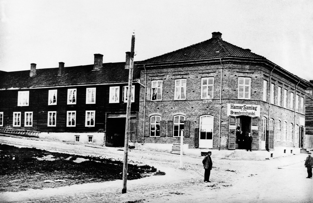 Hamar, Torggata 63, Hamar Samlag for Brændevinshandel, i krysset Lierbakken - Torggata. I 2 etg. over Samlaget var Hamar Seminars første undervisningslokaler , lærerskolen (1867-1877). Det var 4 utsalg for brennvin i byen i 1878. 