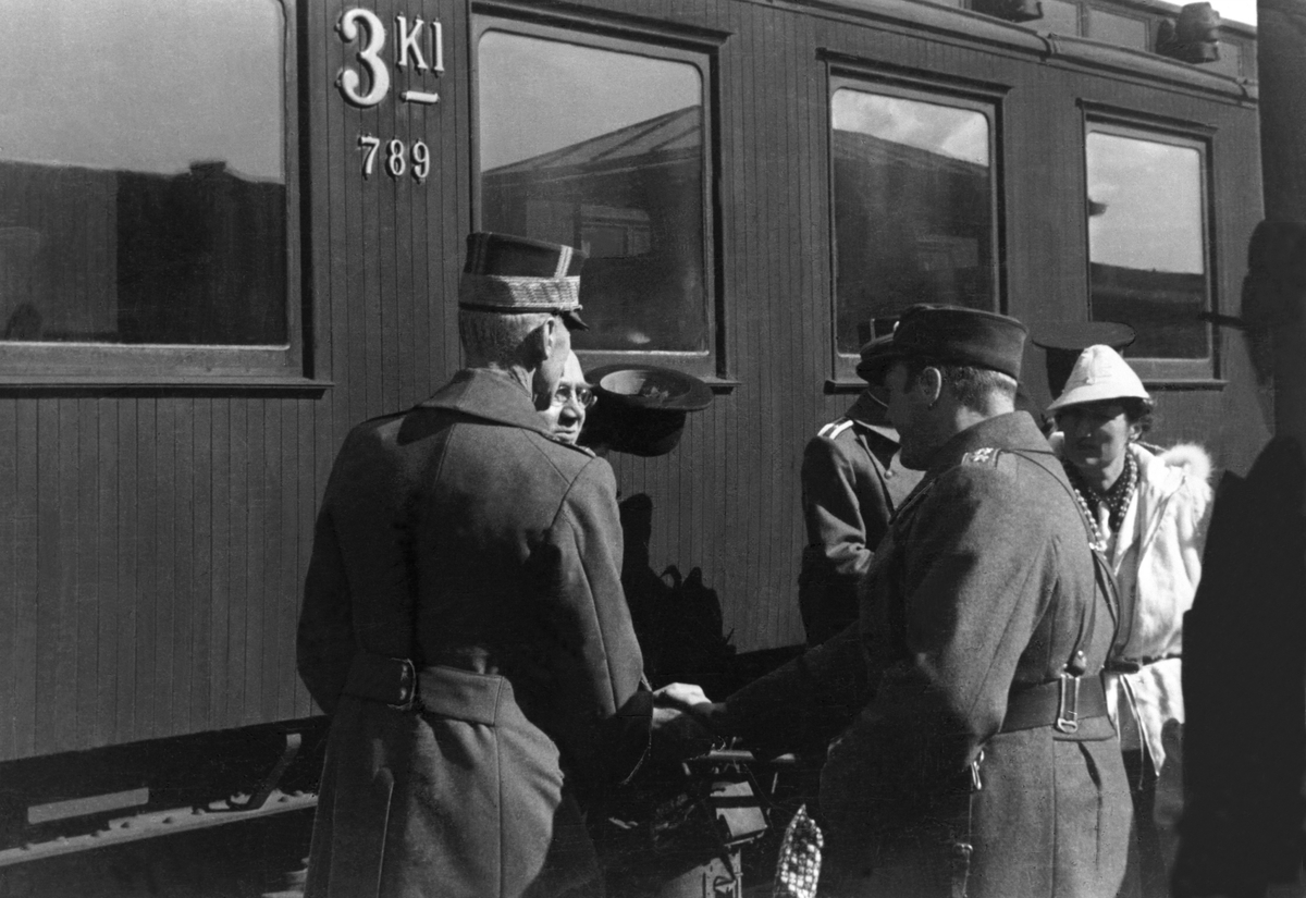 Kongefamilien ankommer Hamar jernbanestasjon, 9. april 1940, kong Haakon, kronprins Olav hilser på statsminister Johan Nygaardsvold, 2. verdenskrig, 