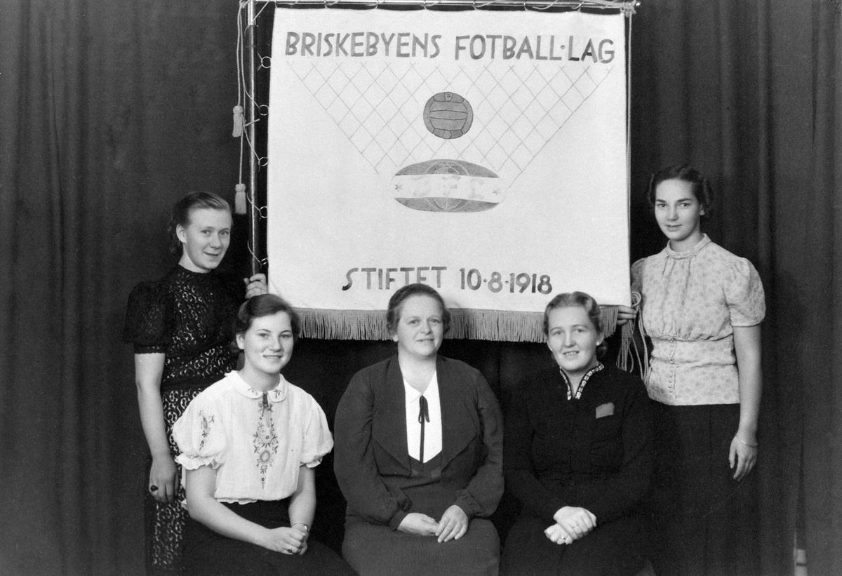 GRUPPE 5, BRISKEBYEN FOTBALLAG, DAMEGRUPPE, NY FANE, SENERE: HAM-KAMDamegruppen varte fra 1938 til 1946 i mai. Laget oppfordret damedlemmene til å bli medlem av "det nye laget", HAM-KAMFra v: Ingeborg (Sjølie) Taskerud, Edel (Rosenlund) Rasen, Agnes Hauglie, Aslaug (Finstad) Berg, Synnøve (Jachwitz)Bekkevold. 
