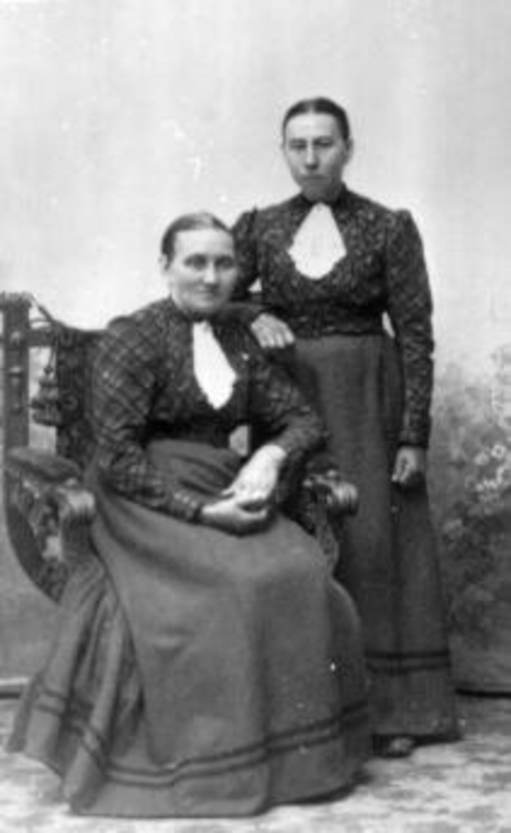 Kristine Hval (foran) og Mina Hval. Hval gård. Mina bodde på Hval til hun døde i 1936.