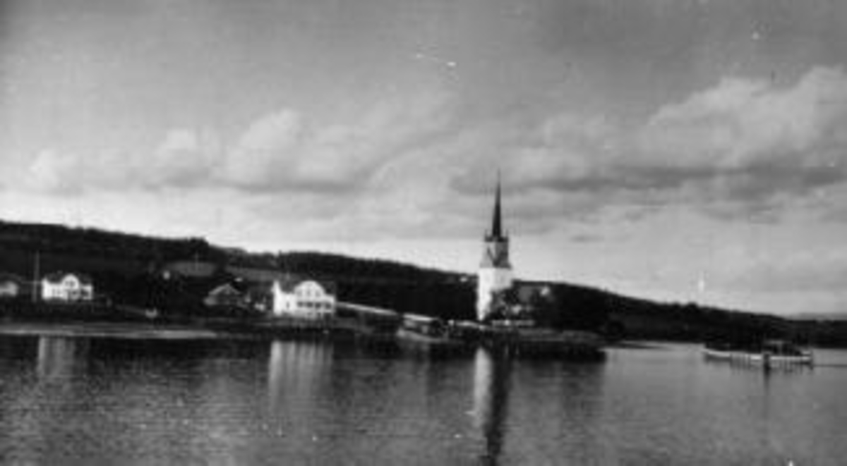 Postkort, Oversikt, Nes Kirke, Nes brygge, mjøsbåten D.S. Hamar på vei inn til brygga.