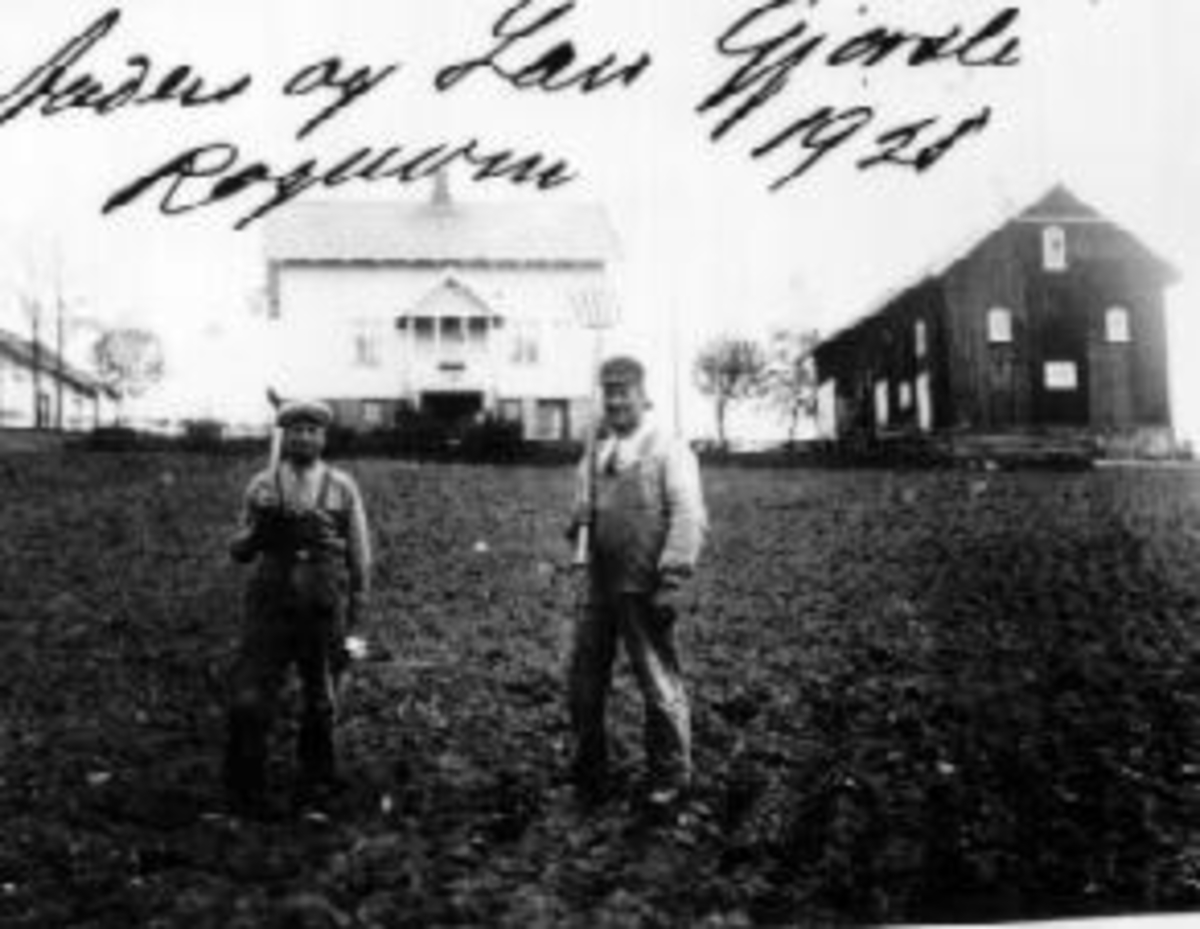 To menn med hakke og grev foran småbruket Rognum, nabo til Sveinhaug, Ringsaker. Fra venstre er Lars A. Gjørslie f.1913 og faren Anders L. Gjørslie f.1878.