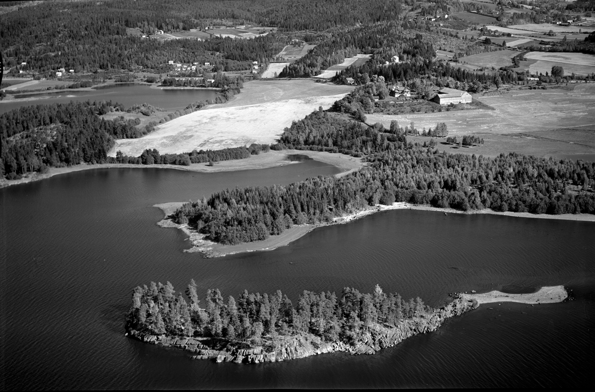 Flyfoto av Steinsholmen, Steinsborgen, Korgerstuodden, Stein gård, Ringsaker.
