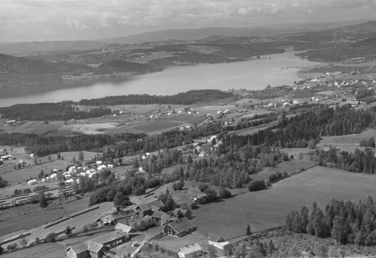 Flyfoto Furnes, Stenbekk mot Brumunddal, Mjøsa, Hellerud gard i forgrunnen.