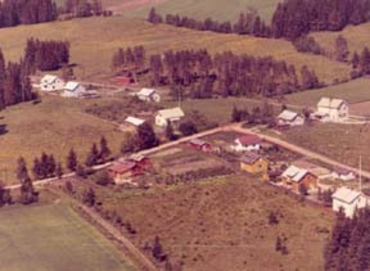 Flyfoto av Fjellheim, boligbebyggelse på Bergshøgda, Furnes, Ringsaker.