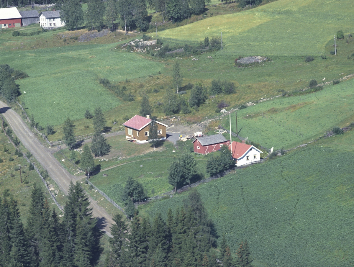 Flyfoto, Åsmarka, Ringsaker. I bakrunden ser vi øvre Haugsveen. Neste er Soli, bygd i 1965, så Rogne, bygd i 1941. Revet i 1972. Bygd nytt i 1973.
