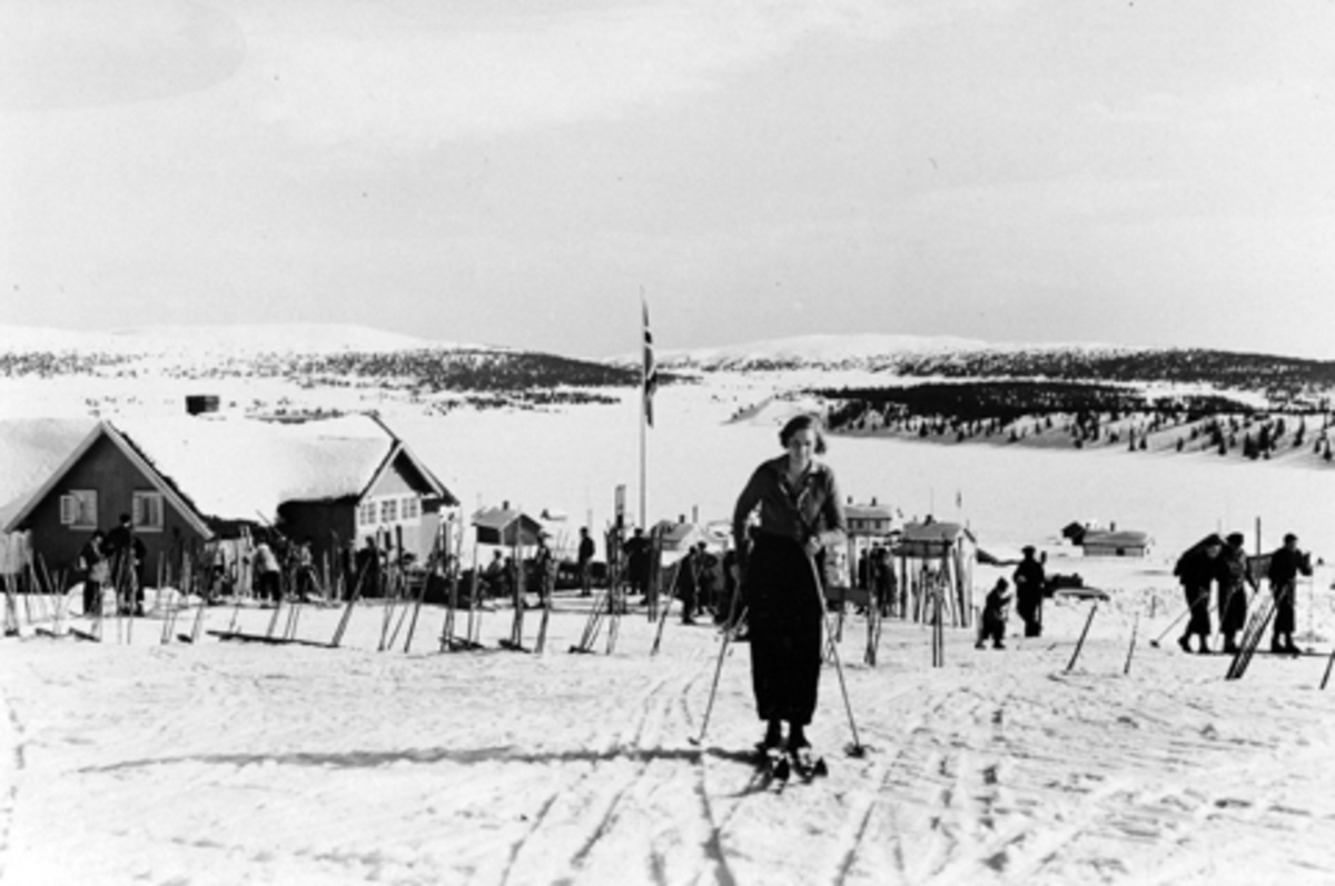 Oversikt Graaten, Sjusjøen, mange skiløpere. Ringsaker.