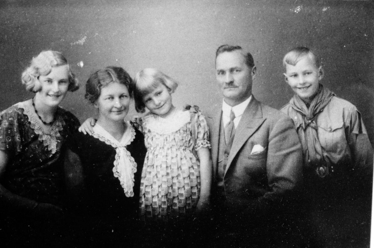 Johan Thorud (1880-1963), med hustru Minnie Borghild (f. Aaslund, 1890-1946) og barna Minnie Johanne f.1917, Reidar Olav f.1919, Asbjørg Kristine f.1925. Penningrud lille, Stavsjø, Hedmark.