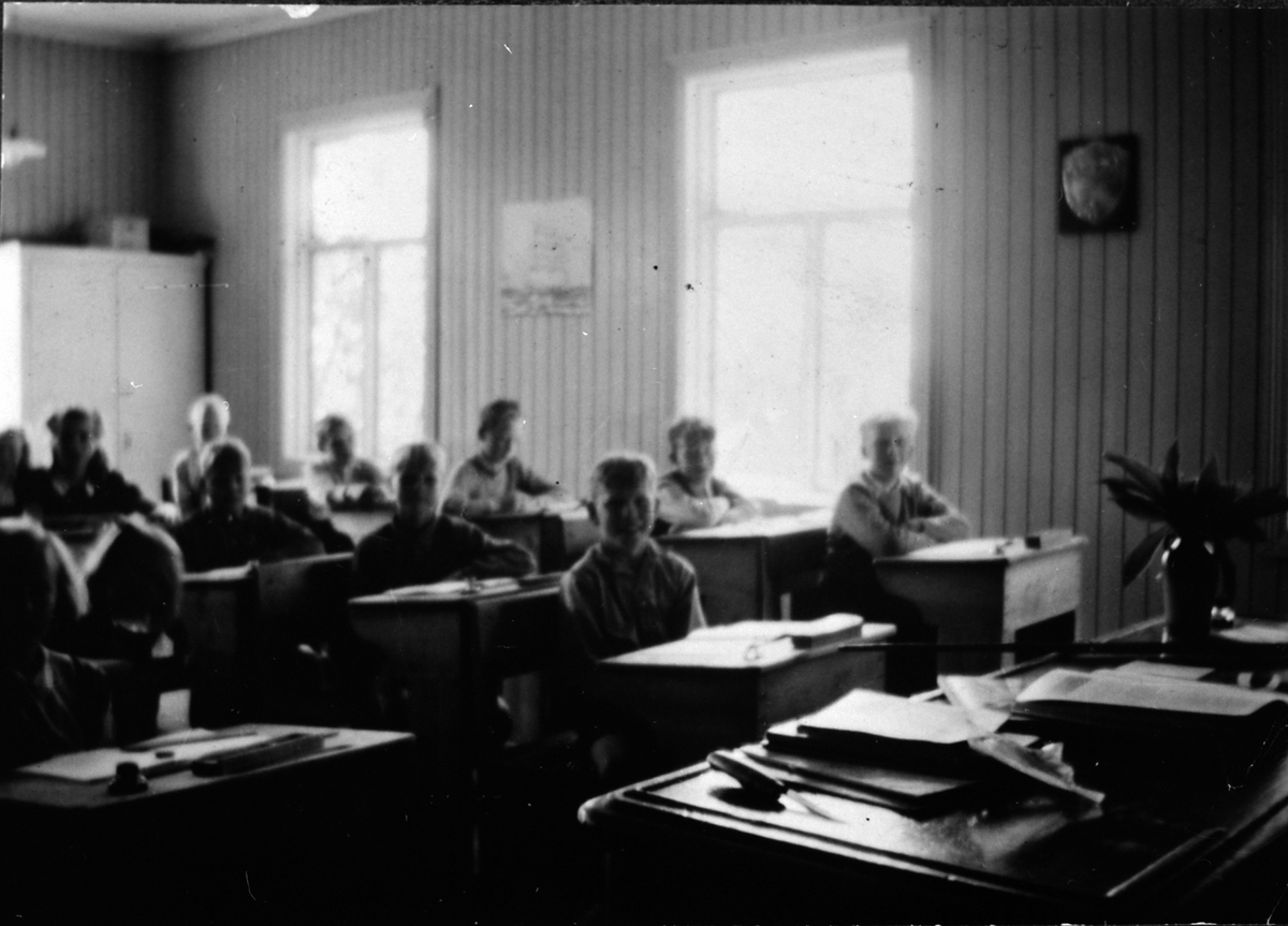 Elever ved Furu skole, Veldre, Ringsaker i 1946-47. Klasserom og pulter.