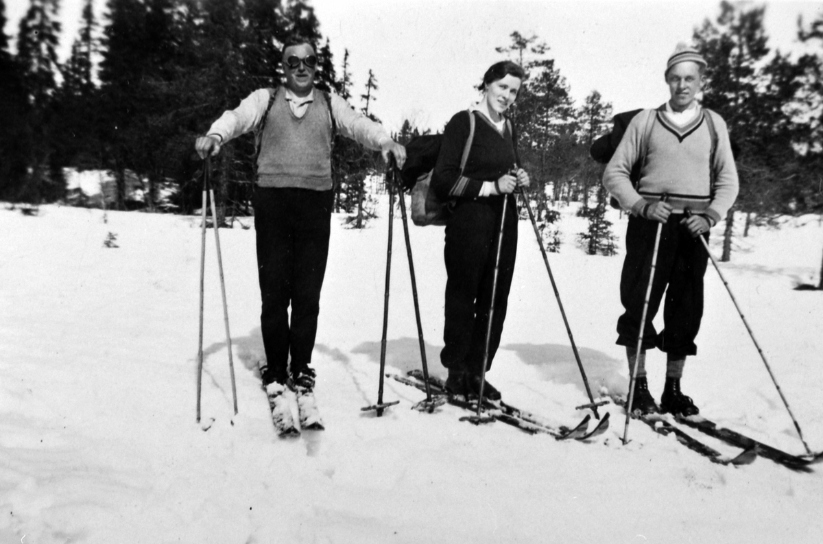 Oskar Lagmandsveen til høyre var aktiv i Veldre Idrettslag, Ringsaker, like etter krigen som skiløper og hopper.