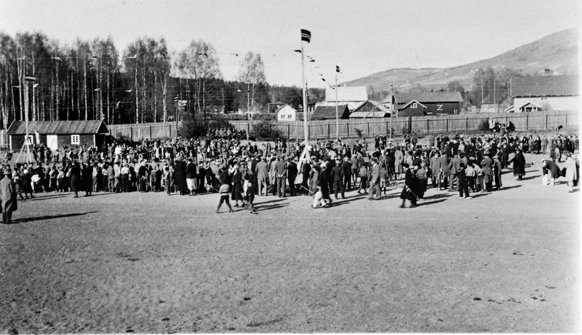 17. mai 1935. Frambana, Brumunddal, barn som leker.