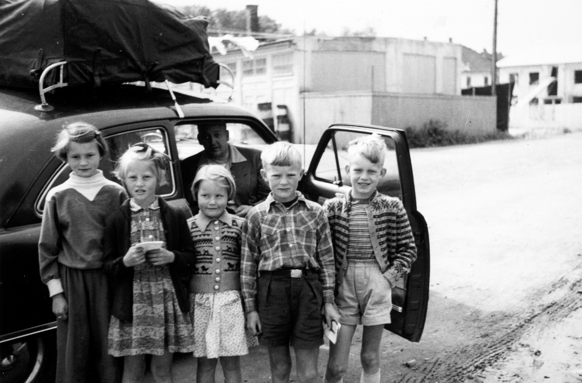 Barn skriver bilnummer i Brumunddal i 1950-åra. F. v Laila Tilley, Aud Amdahl, Drude Tilley, Henning Amdahl og Hans Petter Jevanord.