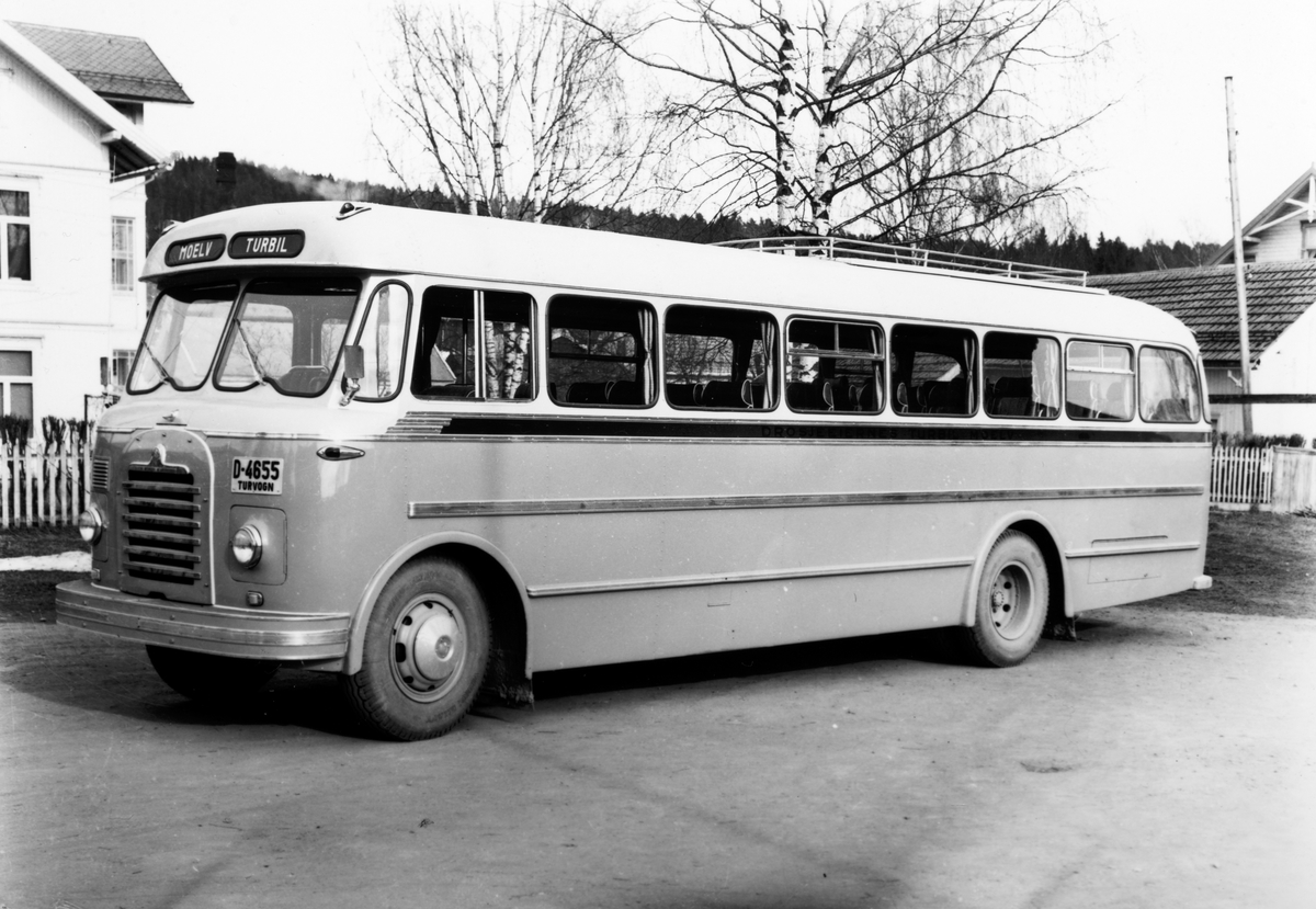 Buss- D-4655. Turvogn. Drosjeeiernes turbuss Bedford  SB 1954 modell. Bensinmotor. Parkert ved jernbanestasjonen i Moelv.